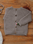 Load image into Gallery viewer, Wedoble Ull Cardigan Engelsk Rib - Soft Brown
